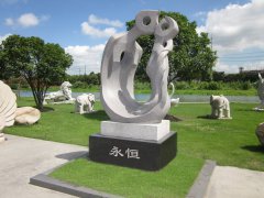 永恒之恋：尊龙集团碑雕中的爱之赞歌